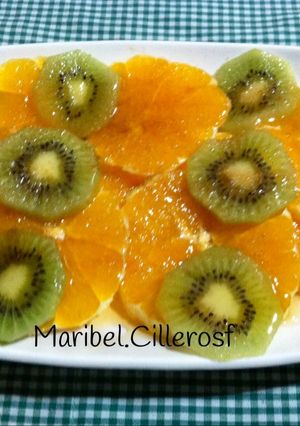 Una foto de Postre de naranjas y kiwis