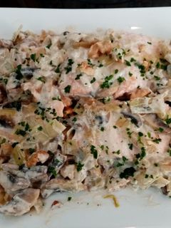 Una foto de Lomos de salmón en salsa de puerro y nueces