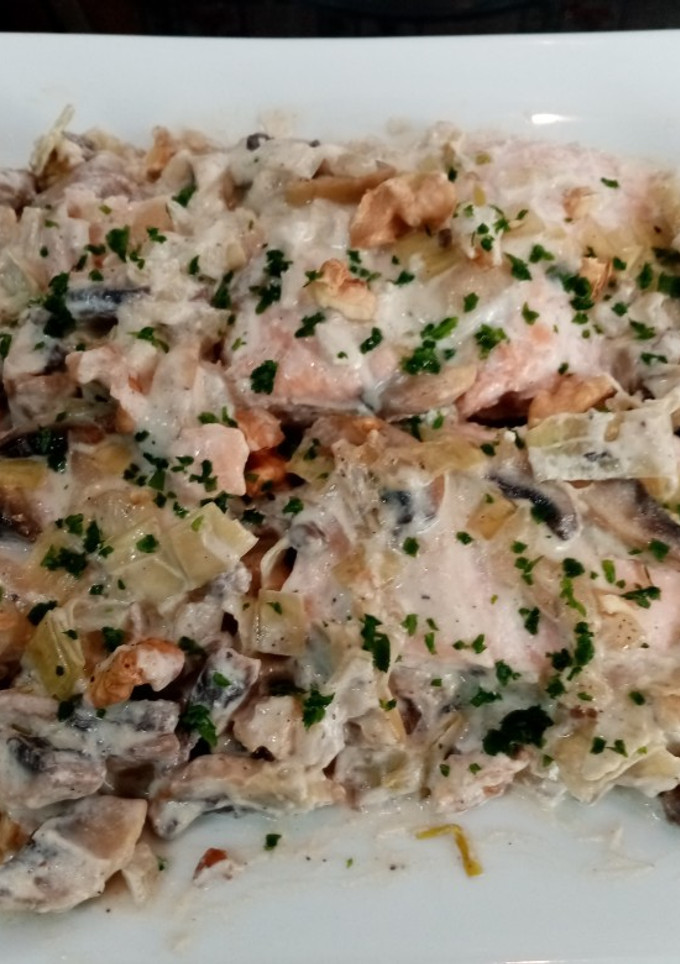 Una foto de Lomos de salmón en salsa de puerro y nueces