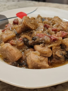 Una foto de Magro de cerdo con champiñones y jamón