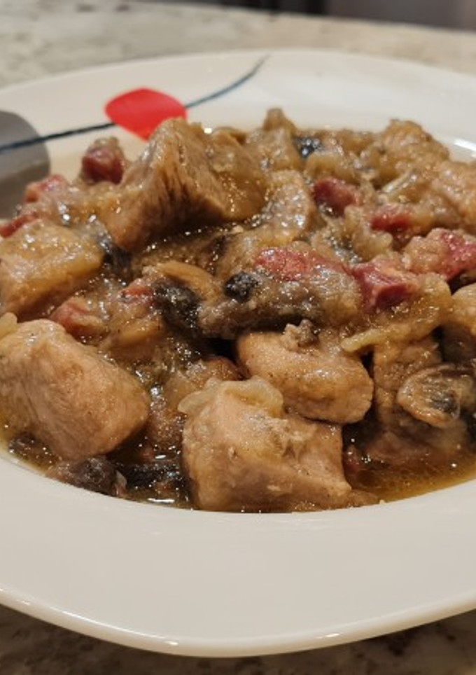 Una foto de Magro de cerdo con champiñones y jamón