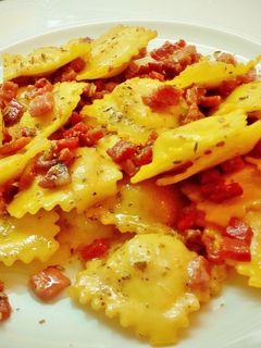 Una foto de Raviolis de gorgonzola y jamón