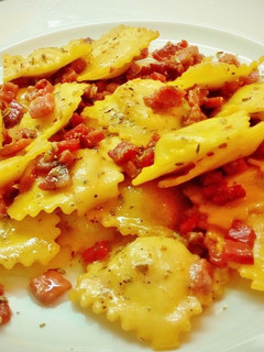 Una foto de Raviolis de gorgonzola y jamón