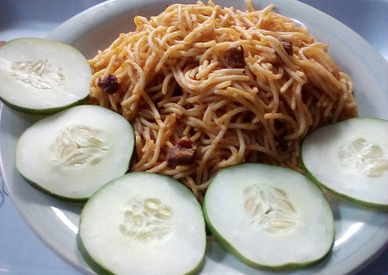 Jollof spaghetti,diced beef and vegetable