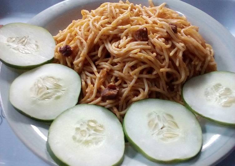 Jollof spaghetti,diced beef and vegetable