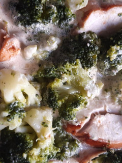 Una foto de Pechuga con brócoli y nata, apto keto
