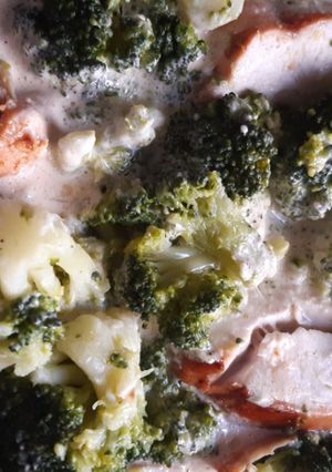 Una foto de Pechuga con brócoli y nata, apto keto