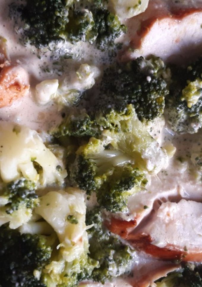 Una foto de Pechuga con brócoli y nata, apto keto