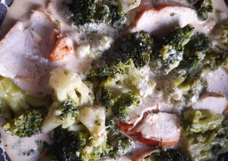 Pechuga con brócoli y nata, apto keto