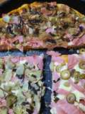 Pizza con alcuciles, hongos, jamón y cebolla