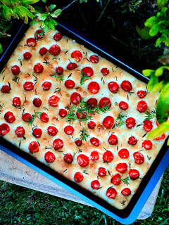 Foto di Focaccia con pomodorini e origano dell'orto