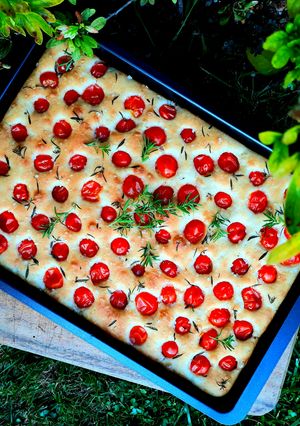Foto di Focaccia con pomodorini e origano dell'orto