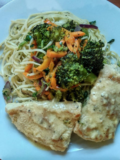 Una foto de Pechuga en crema de parmesano con cilantro y salteado de verduras con fideos chinos