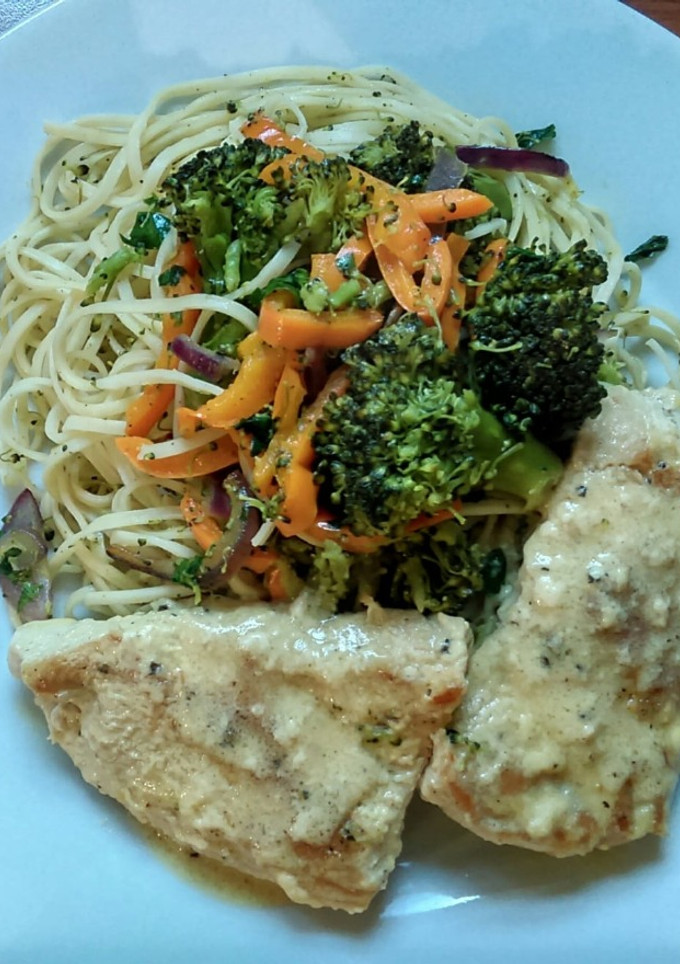 Una foto de Pechuga en crema de parmesano con cilantro y salteado de verduras con fideos chinos