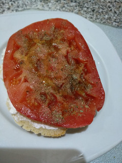 Una foto de Tosta de pan queso y tomate