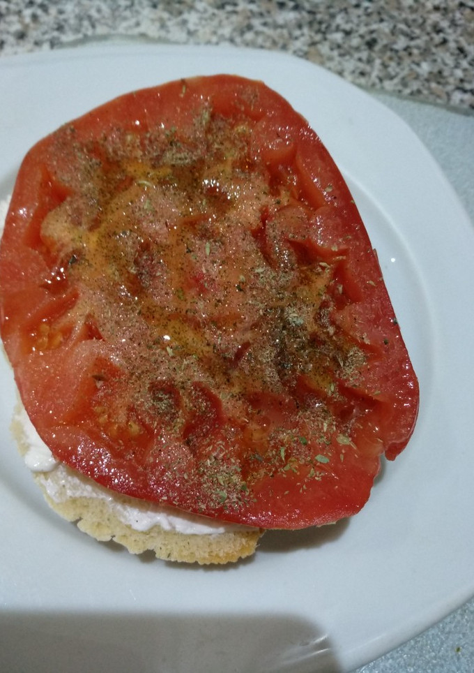 Una foto de Tosta de pan queso y tomate