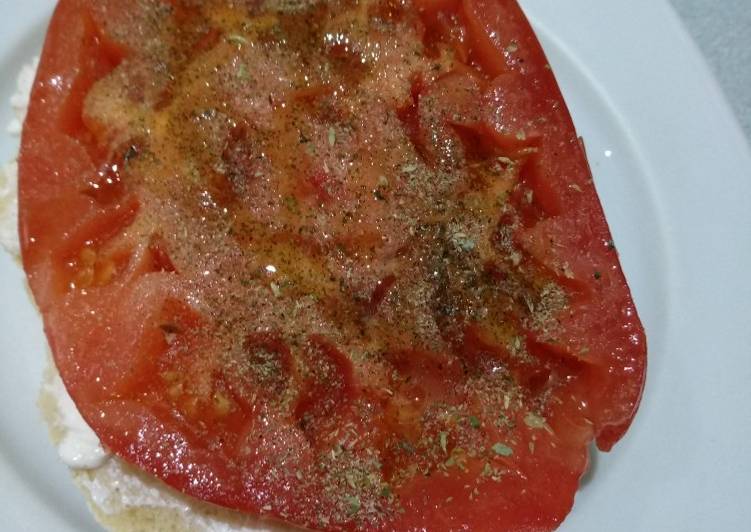 Tosta de pan queso y tomate
