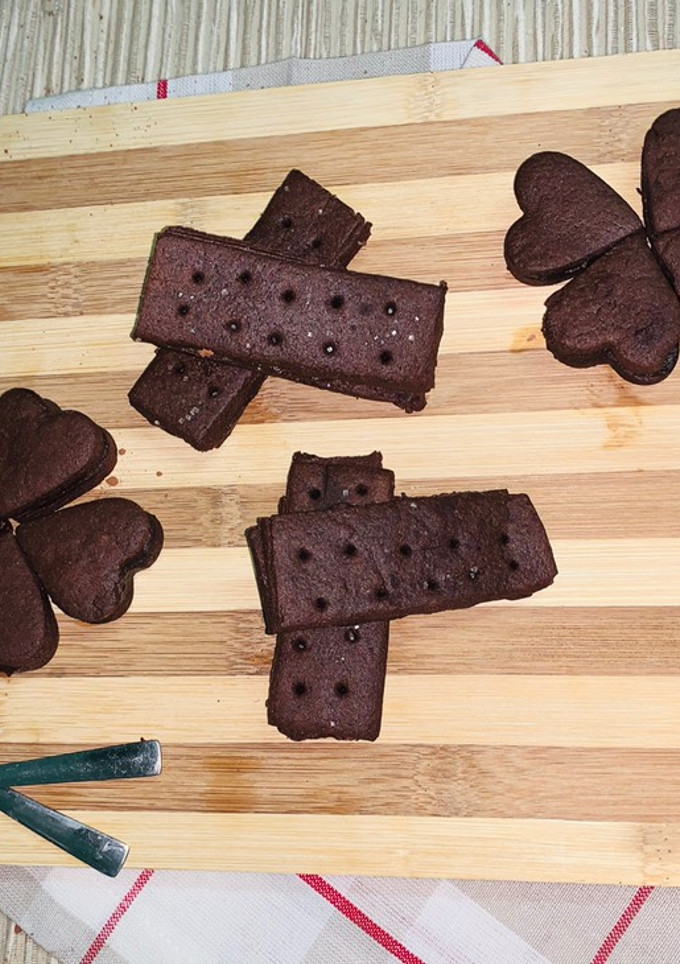 சாக்லெட் க்ரீம் பிஸ்கட் (போர்பன் பிஸ்கட்) (Chocolate cream biscuit recipe in tamil) செய்முறை முக்கிய புகைப்படம்