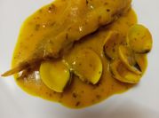 Una foto de rape en salsa con almejas