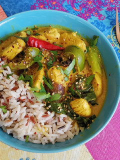 Una foto de Curry de pollo y pak choi