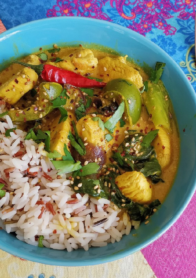 Una foto de Curry de pollo y pak choi