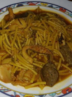 Una foto de Fideos a la cazuela con atún y calamares