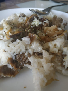 Una foto de Arroz al vapor con cebolla caramelizada y setas