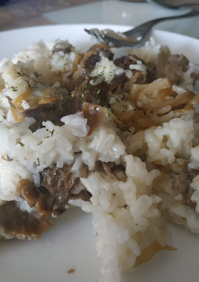 Una foto de Arroz al vapor con cebolla caramelizada y setas