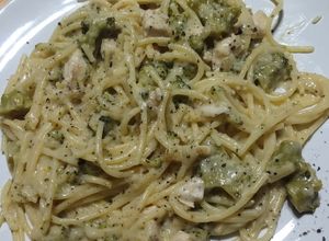 Una foto de Fideos con salsa de brócoli y pollo libre de gluten