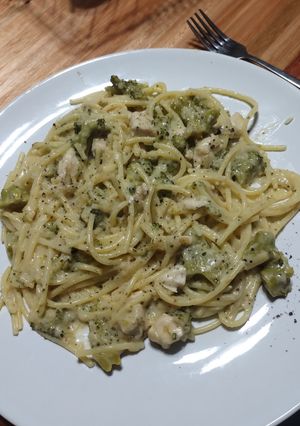 Una foto de Fideos con salsa de brócoli y pollo libre de gluten