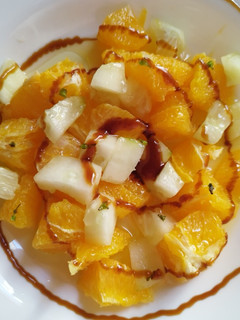 Una foto de Ensalada de naranja y pepino a la menta con limón y Módena