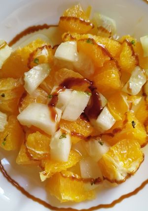 Una foto de Ensalada de naranja y pepino a la menta con limón y Módena