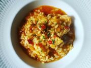 Una foto de arroz con verduras y azafrán