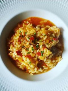 Una foto de Arroz caldoso de rape y butifarra