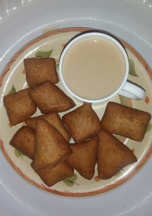 A picture of Cinnamon half cakes and masala tea.