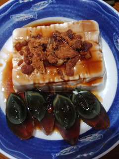 肉鬆皮蛋豆腐 的食譜成品照片