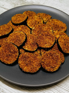 Una foto de Chips de berenjena con cobertura crujiente de parmesano