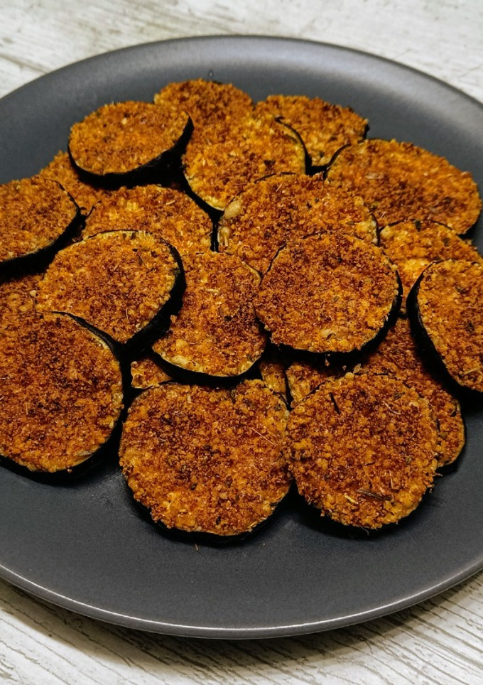 Una foto de Chips de berenjena con cobertura crujiente de parmesano