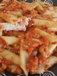 Una foto de Macarrones con tomate y "carne"