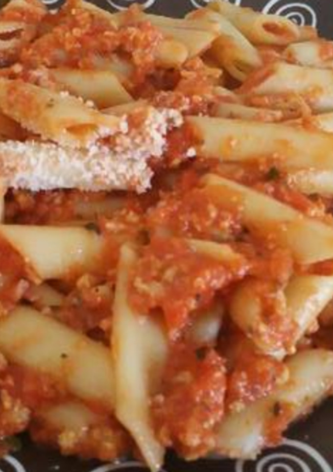 Una foto de Macarrones con tomate y "carne"