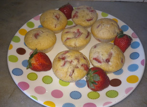 Una foto de Muffins de frutilla 🍓