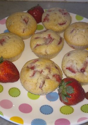 Una foto de Muffins de frutilla 🍓
