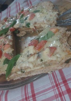 Una foto de Pizza integral caprese a la essen!!