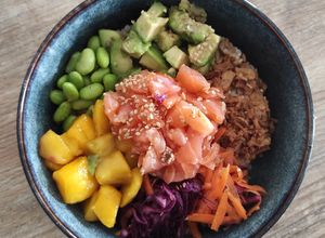 Une photo de Poke bowl saumon