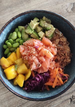 Une photo de Poke bowl saumon