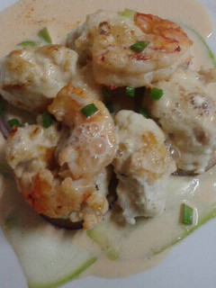 Una foto de Malfatti de tubo de calamar (con salsa de langostinos)