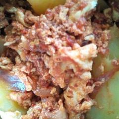 A picture of Sweet potatoes and egg sauce.