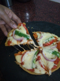 நோ ஈஸ்ட் பிட்ஸ்சா (No yeast pizza recipe in tamil) செய்முறை முக்கிய புகைப்படம்