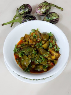 રીંગણ વટાણા નું શાક (Ringan Vatana Shak Recipe In Gujarati) રેસીપી મુખ્ય ફોટો