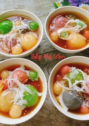 A picture of Five-Color Glutinous Rice Dumplings in Ginger Syrup (Chè Trôi Nước Ngũ Sắc).